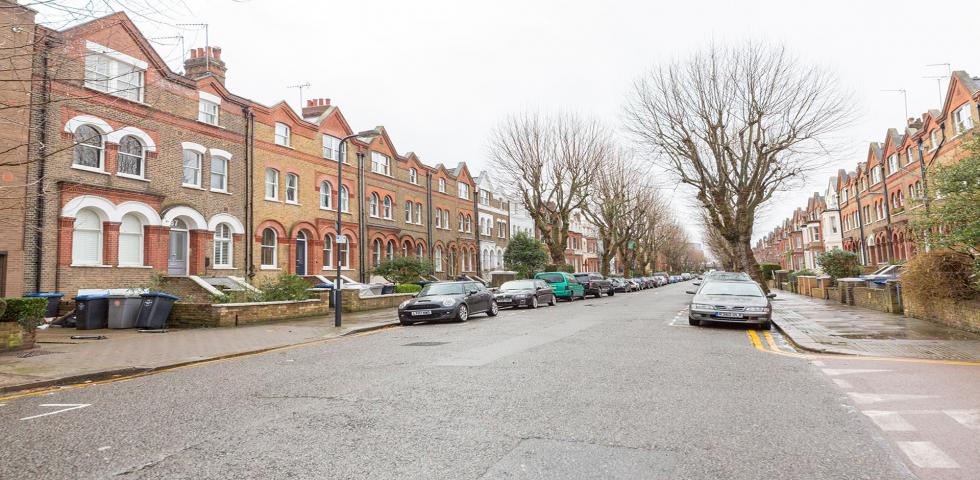 			2 Bedroom, 1 bath, 1 reception Flat			 Brondesbury Villas, KILBURN